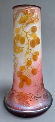 un vase rose orné de fleurs jaunes et blanches