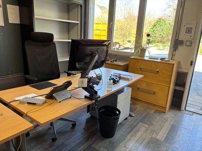 Ensemble comprenant : - Un bureau en mélaminé, le piètement …