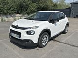 La Citroën blanche est garée sur le parking