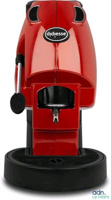 La machine à café est rouge et possède un socle noir.