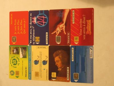 cinq cartes de crédit posées sur une table, dans la main d'une personne