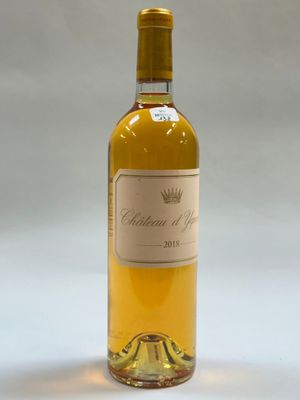 la bouteille de vin blanc est posée sur la table