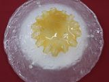 un gâteau blanc au cœur jaune posé sur une assiette rouge