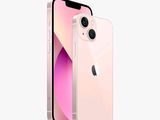 On voit un iPhone 11 avec un appareil photo et un objectif.