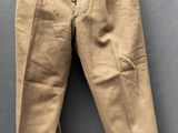 un gros plan sur un pantalon suspendu à une corde à linge