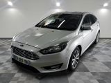la voiture argentée est garée sur un sol en damier dans le garage