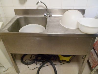 un évier à deux cuves équipé d'un tuyau d'arrosage