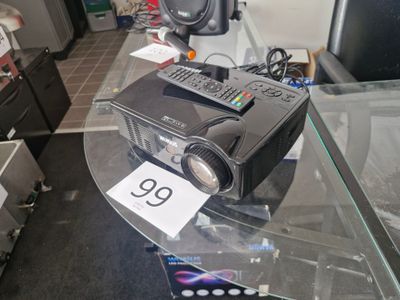un petit projecteur posé sur une table en verre