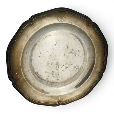 un plateau d'argent posé sur une table