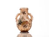 un vase orné d'un motif, posé sur une table