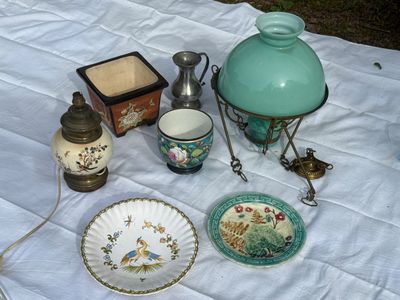 Bibelots anciens dont barbotine et lustre opaline