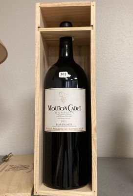 une bouteille de vin dans un coffret en bois sur une table
