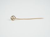 une broche en or et diamants ornée d'un nœud