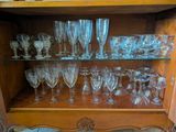 une armoire en bois sur laquelle sont posés de nombreux verres