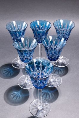 six verres à pied bleus empilés les uns sur les autres