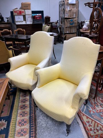Paire de fauteuils Napoléon III garnies de tissu jaune. Décolorat
