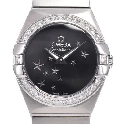 une image d'une montre en gros plan sur fond blanc
