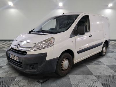 la camionnette blanche est garée sur le sol en damier d'une pièce