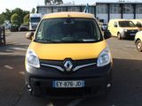 une camionnette jaune garée sur un parking à côté d'autres voitures