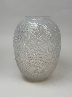 un vase en verre posé sur une table