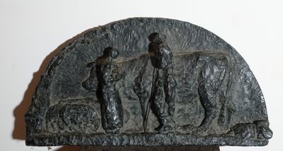 une sculpture représentant un homme et une femme sur un rocher