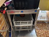 une photo d'un lave-vaisselle professionnel dans une cuisine
