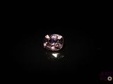 gros plan d'un diamant rose sur une surface noire