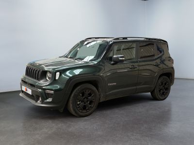 La Jeep Renegade est garée dans une pièce aux murs blancs.