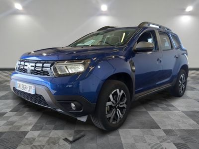 une photo d'un pick-up bleu garé dans un garage