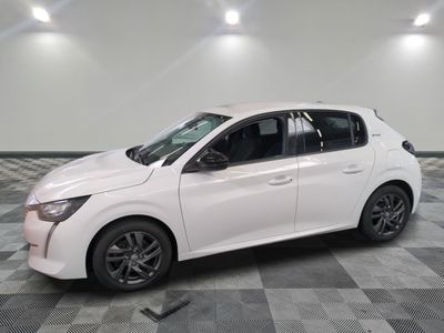 la voiture blanche est garée sur un sol en damier dans le garage