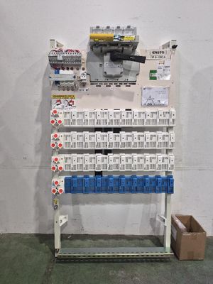 une photo d'un rack contenant du matériel électrique dans un entrepôt