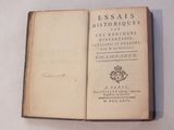 un vieux livre écrit posé sur une table