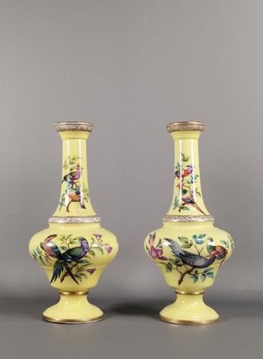 une paire de vases jaunes décorés d'oiseaux et de fleurs peints