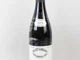 une bouteille de vin posée sur une table