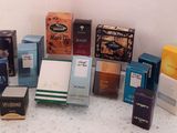 tout un tas de marques différentes de cigarettes sur le comptoir
