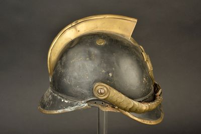 un casque posé sur un support, sur fond noir