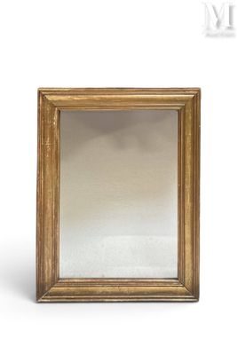 une image d'un miroir encadré d'or sur un fond blanc