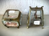 deux boîtes en verre contenant chacune une horloge