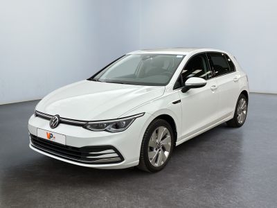 une Volkswagen Golf break blanche