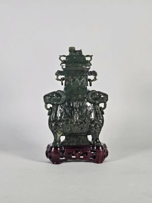 Vase couvert en jade vert épinard de style archaïsant, la pa…