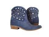 un gros plan sur une paire de bottes sur fond blanc