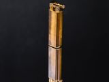 un briquet doré sur fond noir
