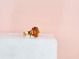 un gros plan d'une bague posée sur un gâteau blanc
