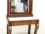 une photo d'une coiffeuse en bois surmontée d'un miroir