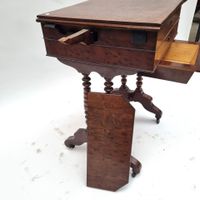 Table à ouvrage en placage d'acajou, à deux volets, abattant… (photo 3)