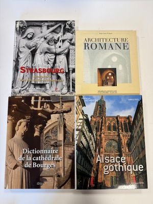 trois livres posés sur une table recouverte d'une nappe blanche