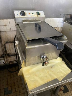 une image d'une friteuse commerciale dans une cuisine
