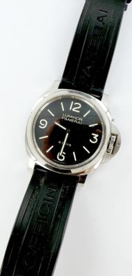 gros plan d'une montre-bracelet sur une surface blanche