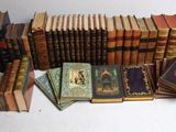 un grand nombre de livres posés sur une table