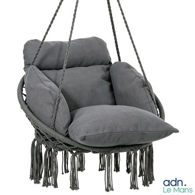 fauteuil suspendu avec coussins et pompons sur fond blanc